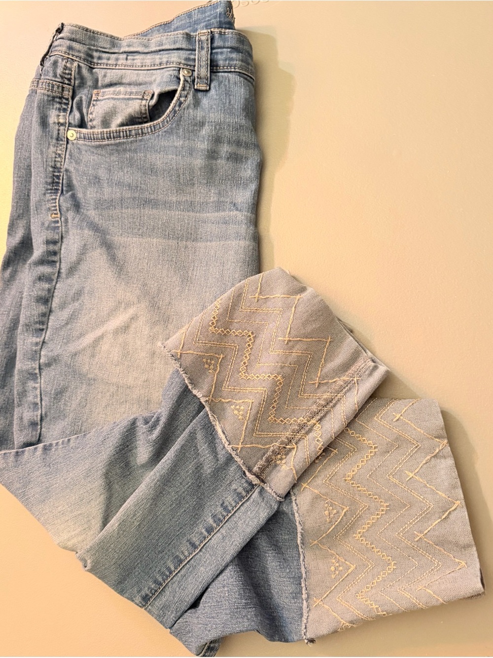 SZ 12 Style & Co Capri Jeans Women’s Light Blue Denim With Designs On Bottom